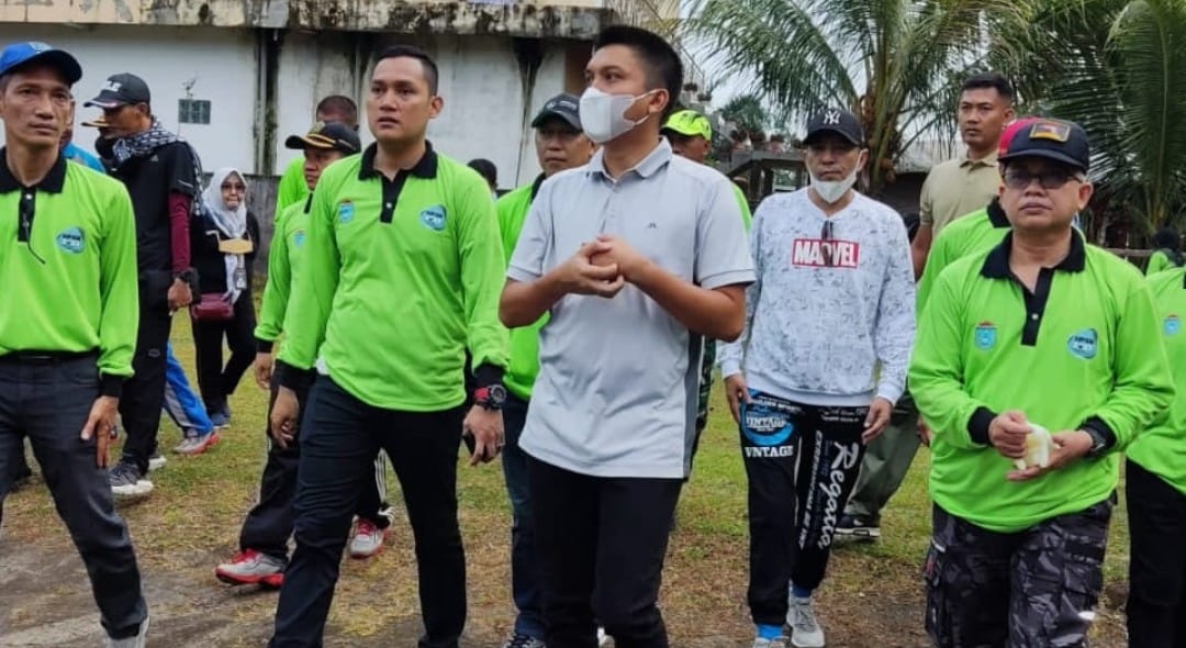 Ajak Masyarakat Peduli Kebersihan, Bupati OI Panca Jalan Kaki 1,2 Km Pungut Sampah di Tanjung Batu