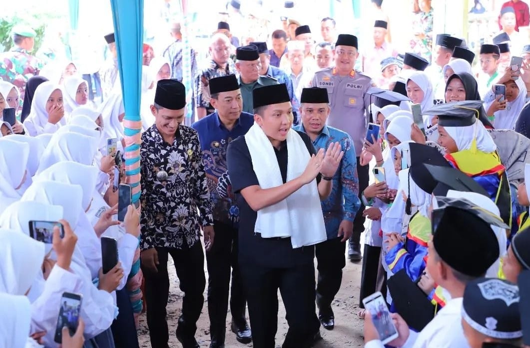 Bupati Panca Motivasi Para Pelajar dan Santri di Ogan Ilir yang Tuntaskan Pendidikan