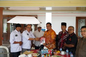 Pengurus SMSI Banyuasin Serahkan Buku KASAD “Loper Koran Jadi Jenderal” Pada Bupati Banyuasin