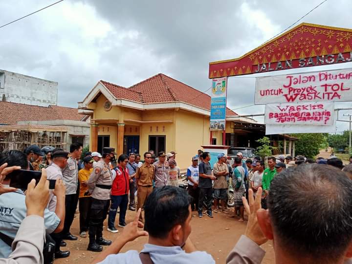 Warga Desa Pulau Harapan Tutup Akses Jalan Pembangunan Tol