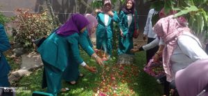 Dikenal Sosok Menginspirasi Perempuan, Ibu Ibu PB PKB Ziarah dan Tabur Bunga ke Makam Heriati Askolani