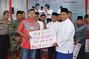 Bupati Berikan Bonus Atlet dan Official Berprestasi Pada Ajang Porprov OKU Raya
