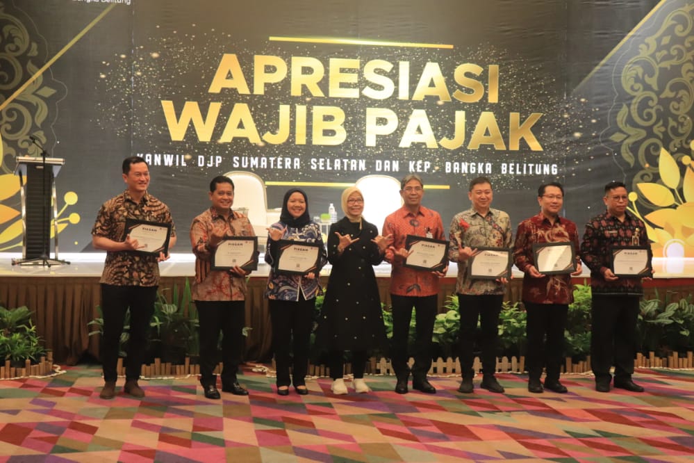 Apresiasi Ketaatan Wajib Pajak, Bupati Askolani Terima Penghargaan Anugerah Pajak Daerah Tahun 2022