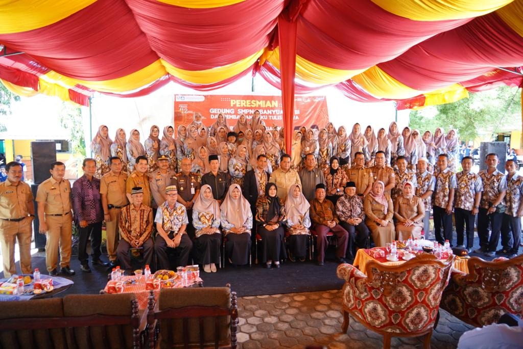 Tingkatkan Dunia Pendidikan, Bupati Askolani Resmikan Gedung SMP N 1 Banyuasin III Serta Penyerahan Buku Tulis Siswa 