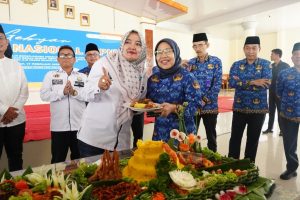 Sekwan DPRD Ogan Ilir, HK MukhsinaTerima Tumpeng