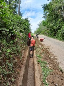 Atasi Genangan Air dijalan, Pemdes Regan Agung Pebaiki Sanitasi Siring Desa