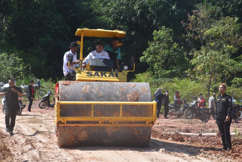 Bupati Banyuasin Tinjau Perbaikan Jalan Di Tungkil