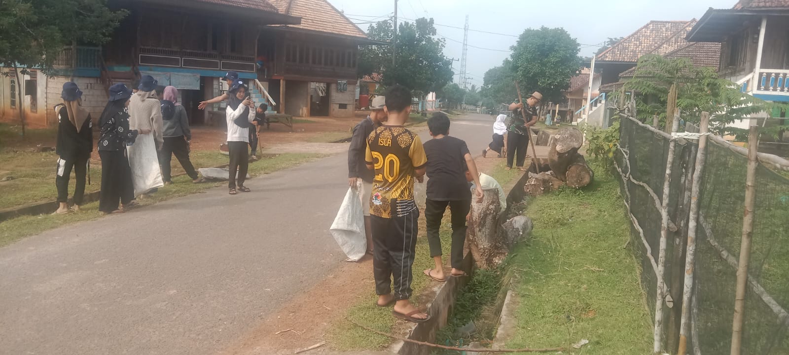 Jumat Bersih (JUMSIH) Desa Pelajau Ilir Bersama Mahasiswa KKN UIN Palembang