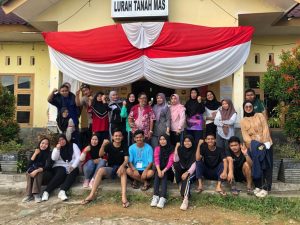 Meningkatkan Kebugaran, Mahasiswa KKN Stisipol Candradimuka bersama Ibu PKK Melakukan Senam Bersama