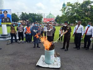 Kapolres Lubuklinggau Bakar BB Ganja