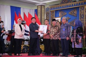 Salni Pajar, Wakili Bupati Banyuasin, Terima Penghargaan Tribun Award 2023.