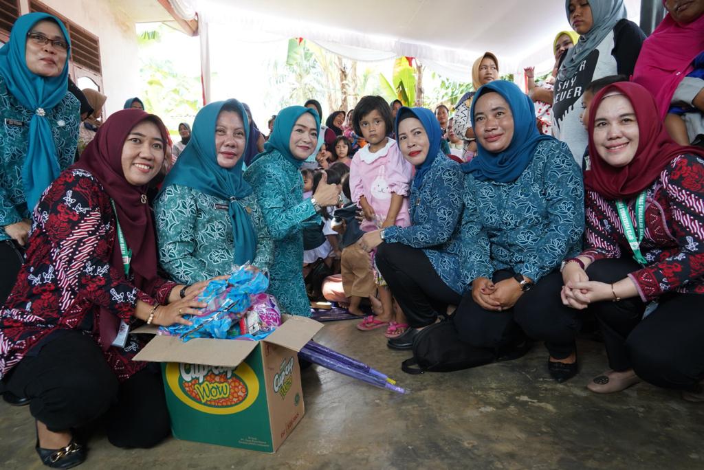 Hj. Merry Hani Kunjungi Posyandu Mawar di Dusun Talang Kebang