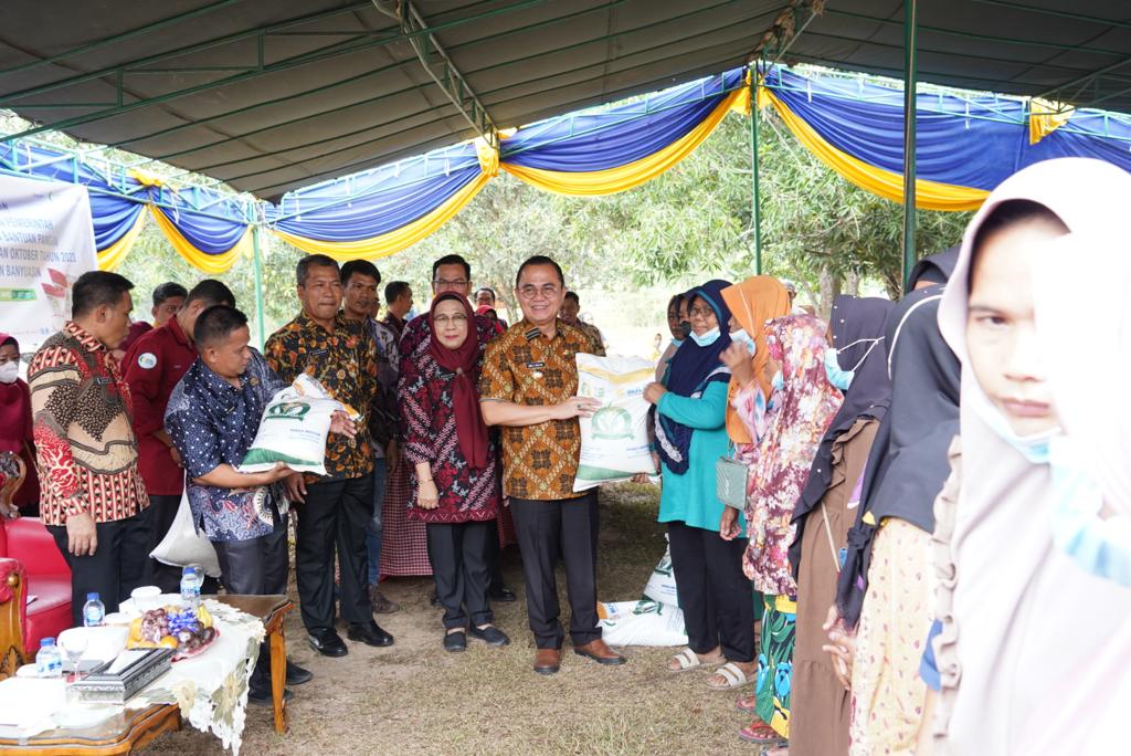 Pj. Bupati Serahkan Bantuan Beras di Kelurahan Kedondong Raye