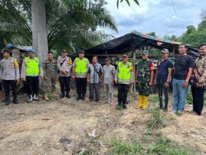 Polsek Keluang Bersama Masyarakat Bongkar Tempat Penyulingan Minyak Ilegal