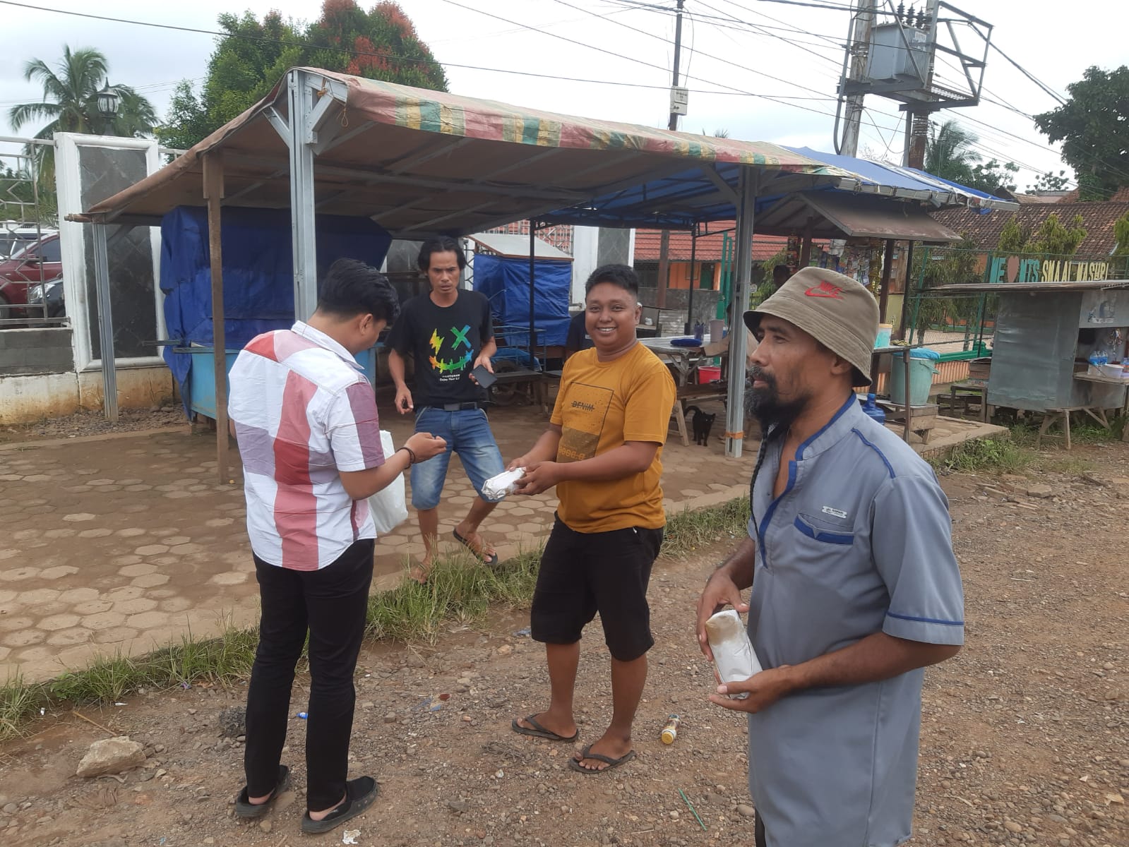 Bulan Penuh Berkah, IMBA Berbagi Nasi Kepada masyarakat Pangkalan Balai