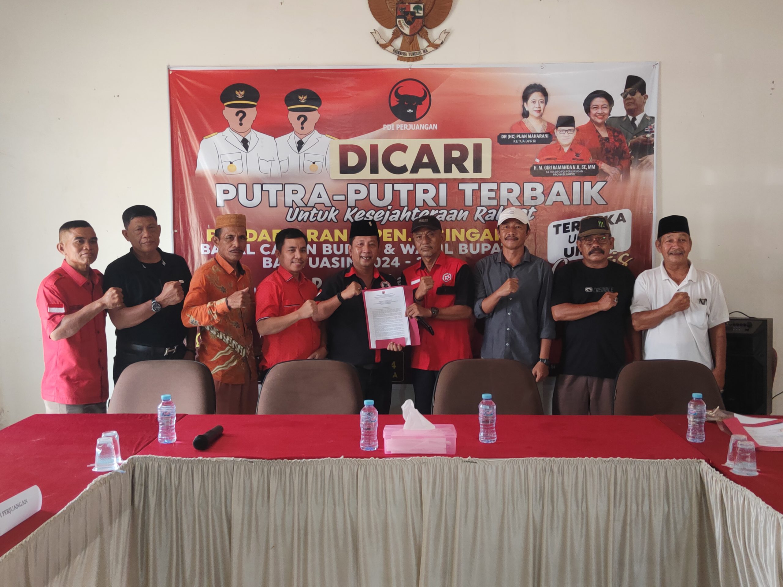 Foto pengambilan Formulir Cawabup H Diana Kusmila H Basir oleh Tim di kantor DPC PDIP Banyuasin 