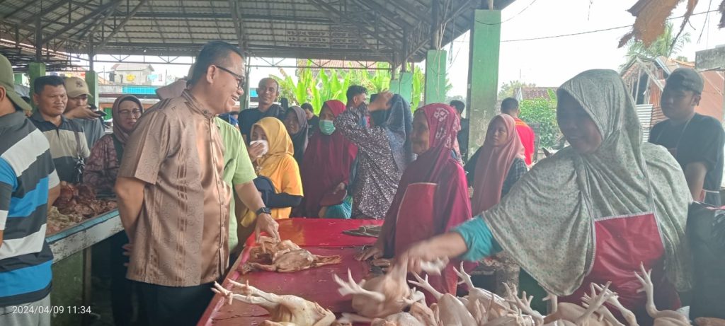 Pj. Bupati Banyuasin Sidak Beberapa Pasar Kecamatan Di Kabupaten Banyuasin Menjelang Hari Raya Idul Fitri 1445 H