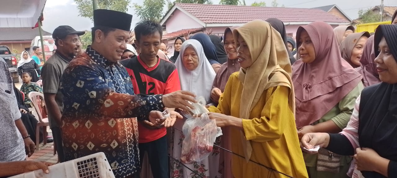 Bahagianya Masyarakat Dapat Daging Kurban Dari Calon Bupati Banyuasin H Askolani