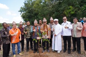 H. Agus Fatoni Bersama Hani S. Rustam Launching Pelestarian Gaharu Sebagai Komoditi Unggulan Baru Sumsel di Banyuasin