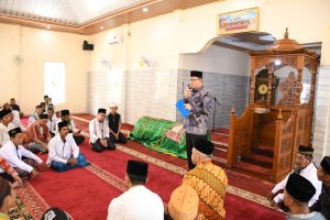 Pj. Bupati Sholat Jumat di Desa Pelajau