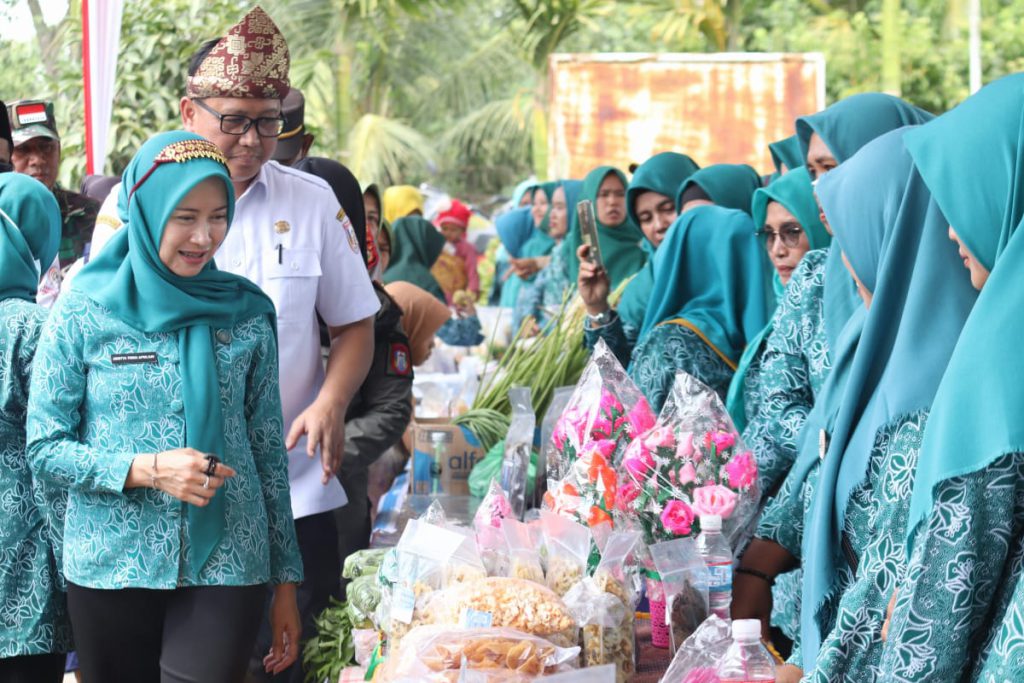 Pj. Bupati Banyuasin M. Farid Tinjau Operasi Pasar Murah Dan Pelayanan Kolaboratif Klecamatan Muara Telang