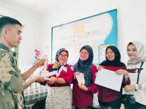 Raih Juara Tiga Lomba Gerak Jalan, Srikandi PWI OKI Terima Piala dan Uang Pembinaan 