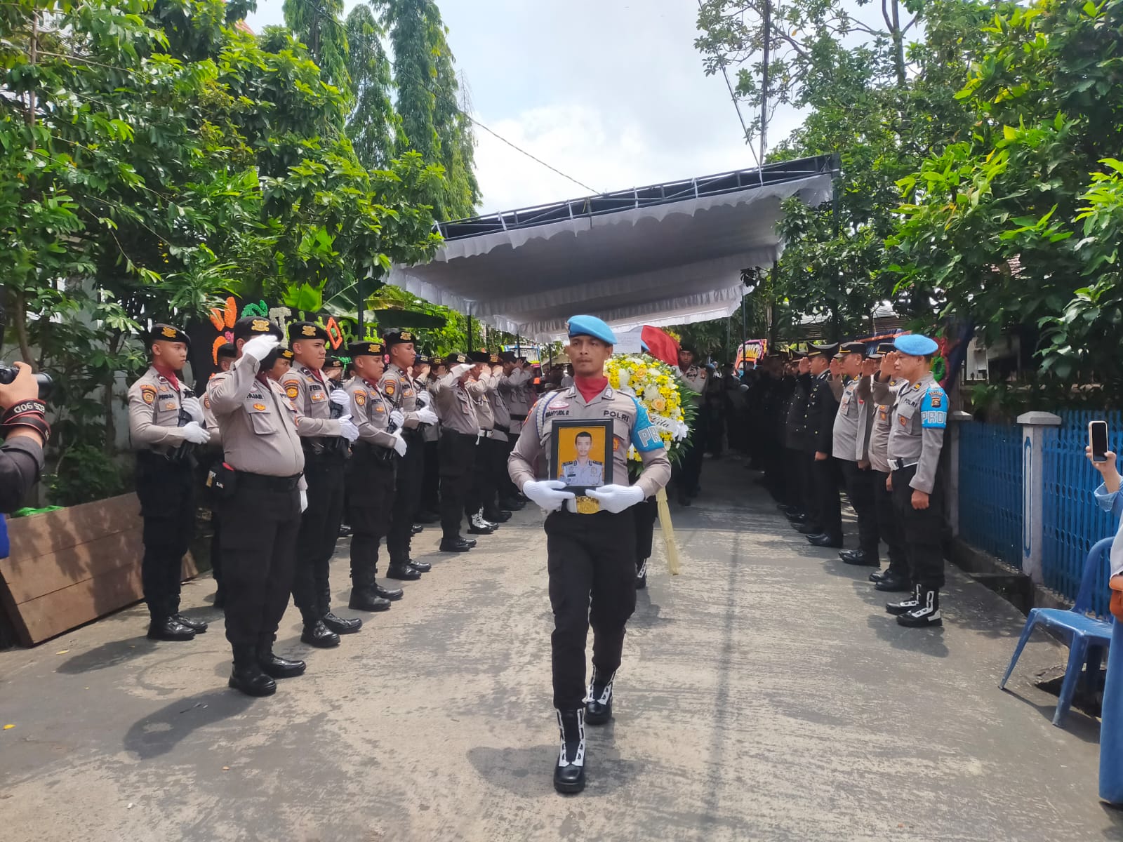 Wakapolres Kompol Adriansyah.,SH.,S.I.K Pimpin Upacara Pemakaman Almarhum Bripka Reilantoro Angguno,SH