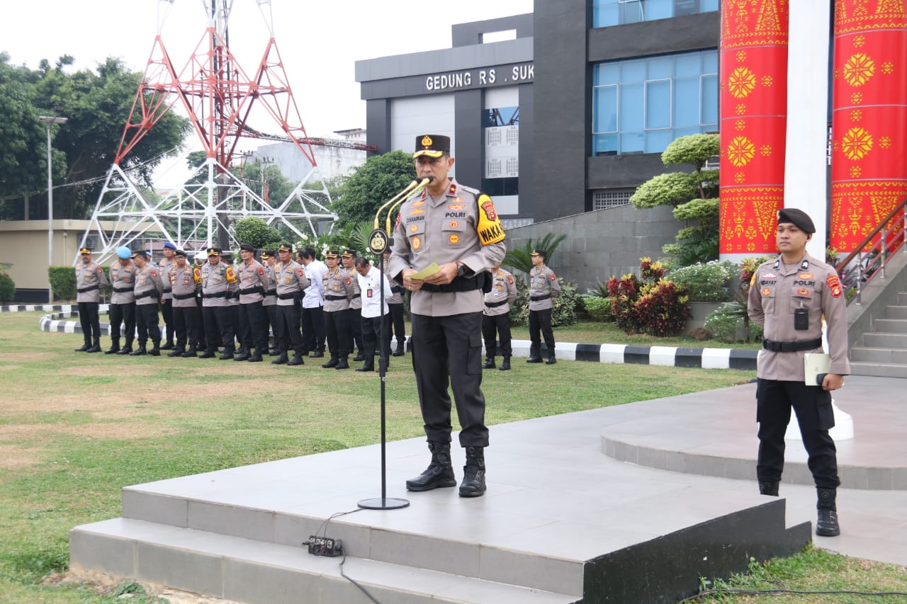 Wakapolda Sumsel di Mewakili Kapolda Sumsel Berikan Penghargaan dan Pin Emas Kepada Personel Yang Berprestasi dan Masyarakat