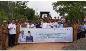 Pj Bupati OKI Tinjau Langsung Perbaikan Jalan Pemanfaatan Bongkaran Jalan Tol