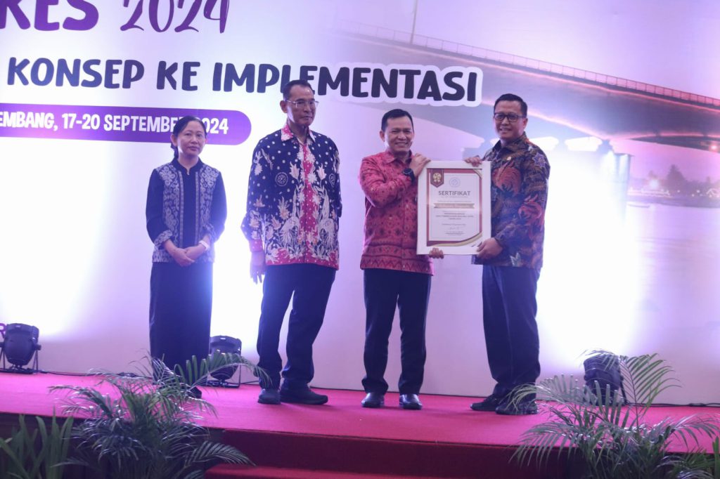 Pj. Bupati Banyuasin Terima Penghargaan Penanggulangan AIDS-TBC- MALARIA Tahun 2024