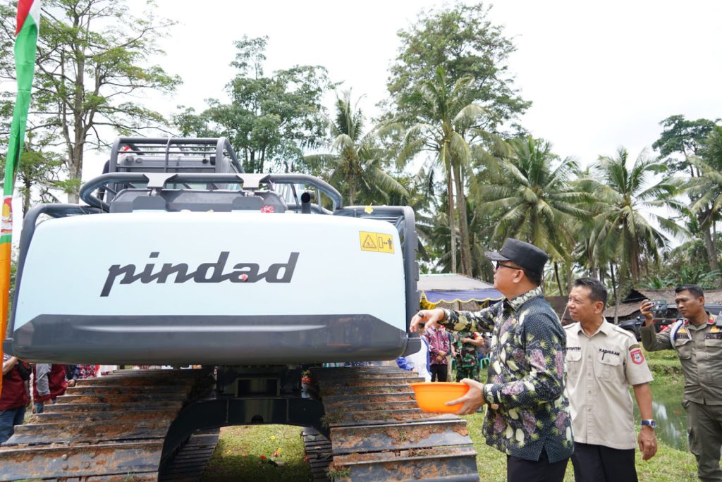 Muhammad Farid Menyerahkan Bantuan Excavator Dan Panen Ikan Patin Desa Sungai Rengit