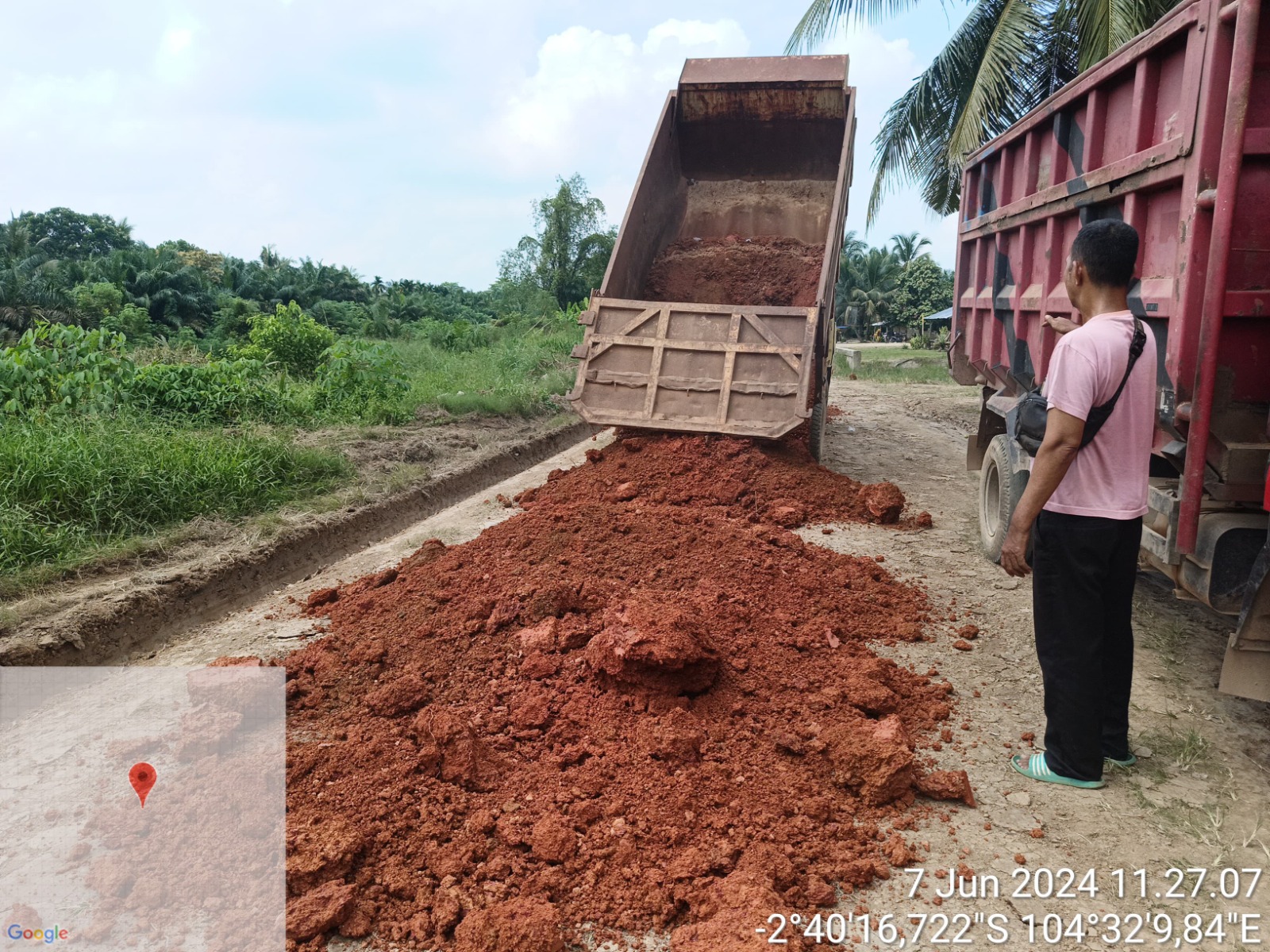 Pakai Dana Desa, Pemerintah Desa Kuala Puntian Timbun Jalan Desa