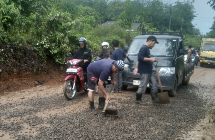 Aksi Cepat Tanggap Pemdes Pelajau atasi Jalan Licin Akibat Hujan