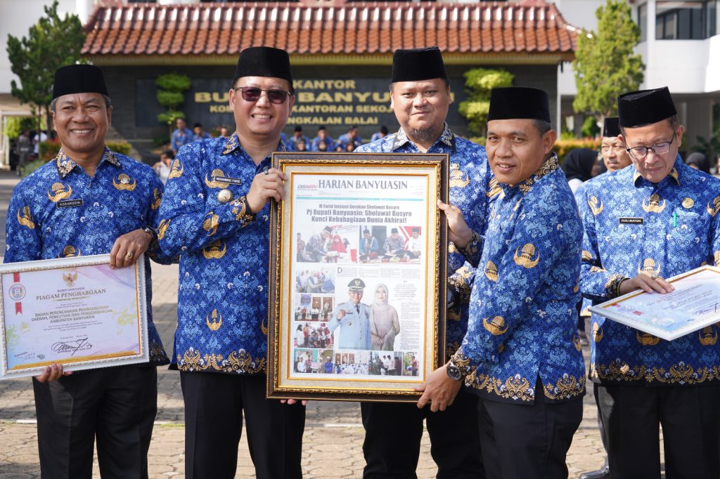 Konsisten Gaungkan Sholawat Busyro, Pj Bupati Banyuasin Beri Penghargaan Bagi ASN Yang Hafal