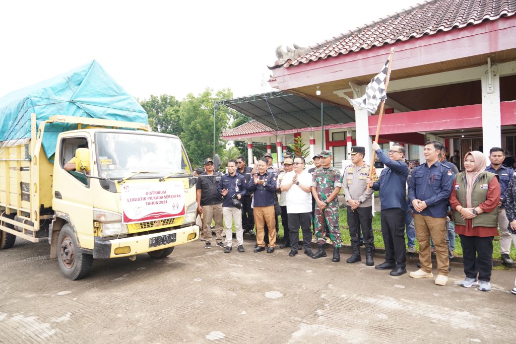 Ketua KPU Banyuasin bersama PJ Bupati Lepas Pendistribusian Logistik Pilkada 2024 Kabupaten Banyuasin