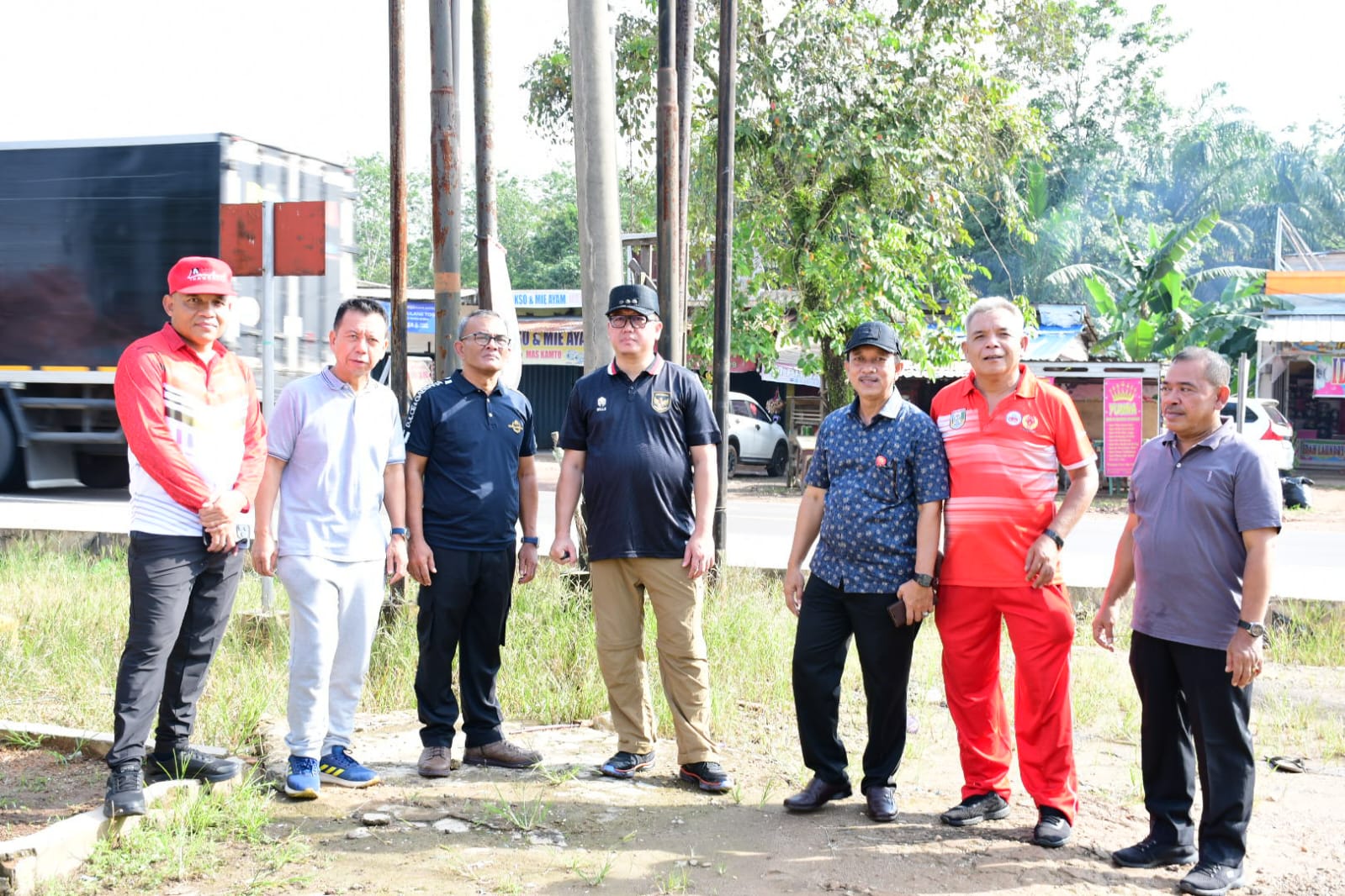 Pj Bupati Banyuasin Muhammad Farid Pimpin Langsung Bersih-Bersih Di Alun-alun Kota Pangkalan Balai