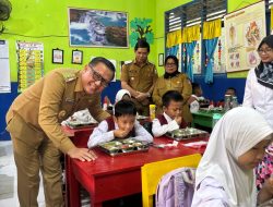 Launching Makan Sehat Gratis, Pj. Bupati Banyuasin M. Farid Bagikan 3266 Porsi di 9 Titik Kabupaten Banyuasin
