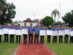 Pj. Bupati OKI Apresiasi OPD Berkinerja Baik di 2024, PJ Bupati Asmar Wijaya Berikan Piagam Penghargaan