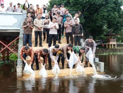 Pemkab Muba dan Polres Muba Tebar Seratus Ribu Bibit Ikan di Danau Ulak Lia