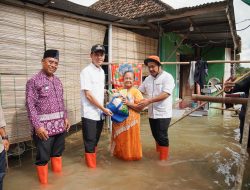 Baru Pulang Retreat, Bupati dan Wabup OKI Tinjau Warga Korban Banjir