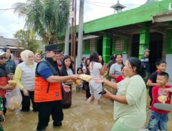 Gerak Cepat Askolani Netta Memberikan Bansos Kepada Korban Banjir di Talang Kelapa