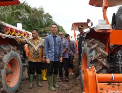 Dukung Swasembada Pangan Prabowo, Bupati OKI Salurkan Ratusan Alsintan 
