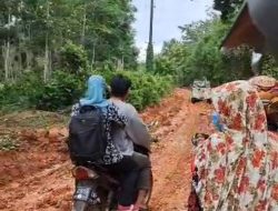 Perjuangan Pahlawan Tanpa Tanda Jasa SMPN 7 Rantau Bayur Tiap Hari Melewati Jalan Rusak Parah