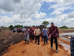 Gerak Cepat!!! Askolani Tinjau Langsung Jebolnya Tanggul PT. BCM
