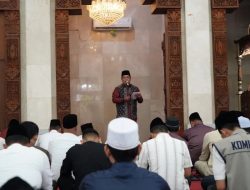 Bupati Banyuasin dan Wakil Bupati melaksanakan Shalat Idul Adha di Masjid Al-Amir