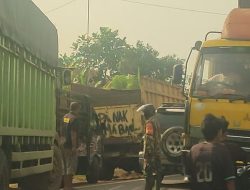 Aksi Spontan, Dua Anggota Babinsa Koramil 430-01 Bantu Urai Kemacetan Lalulintas Di SPBU Pangkalan Balai