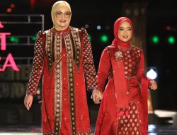Wakil Bupati Banyuasin Dan Ketua Dekranasda Banyuasin Tampil Dalam Ajang Fashion Show Swarna Songket Nusantara