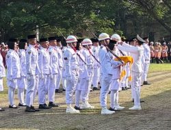 Bupati Panca Perbaiki Helm Paskibraka pada Upacara HUT ke-80 RI di Ogan Ilir