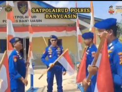 Tumbuhkan Rasa Nasionalisme dan Cinta Tanah Air, Satpol Airud Membagikan Bendera Ke Transportasi Air di Wilayah Tanjung Lago