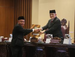 Rapat Paripurna DPRD Sumsel Bahas Tiga Raperda Strategis, Sekda Edward Candra Dengarkan Pandangan Fraksi